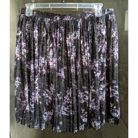 Torrid Floral Lace Pleated Skater Skirt - Picture 4 of 8